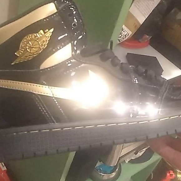 Nike Air Jordan retro 1 OG Hightops - Picture 2 of 3